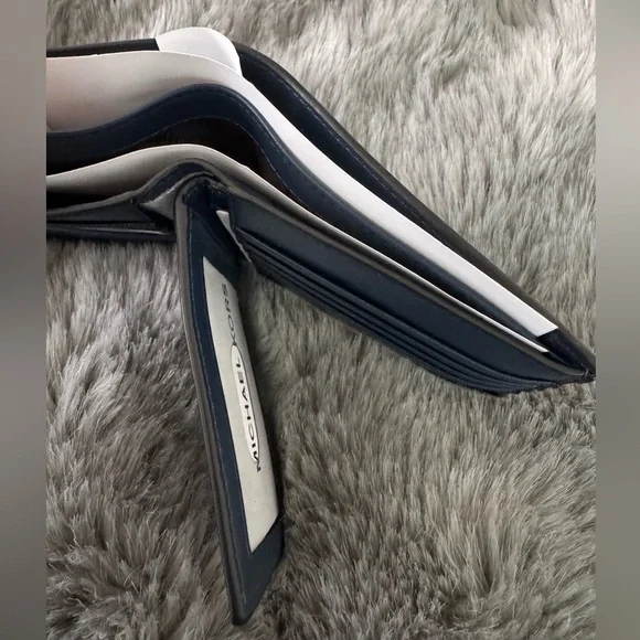 Michael Kors Cooper Saffiano Leather Billfold Wallet
With Passcase NWT - Picture 11 of 13